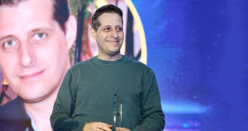 יניב פאר, סמנכ"ל המחשוב של אנשים ומחשבים, במעמד קבלת האות.