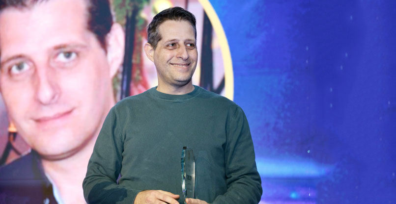 יניב פאר, סמנכ"ל המחשוב של אנשים ומחשבים, במעמד קבלת האות.