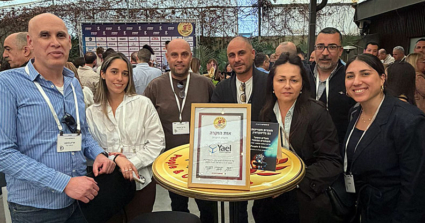 אנשי קבוצת יעל בטקס מצטייני המחשוב: אופיר בר, רן אבקסיס, אלינור נחמיאס, אופיר חזות, אריאל מיכאלי, דניאל בן חמו ואריק מיפנו.