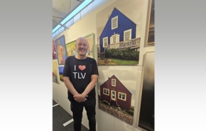 האמן משה אלון, שתרם שתי עבודות מתוך סדרת הבתים הצבעונים שלו, בתערוכת בנק הפועלים.