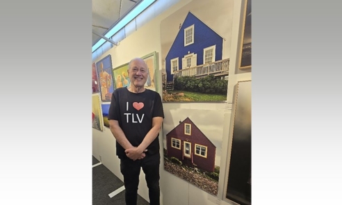 האמן משה אלון, שתרם שתי עבודות מתוך סדרת הבתים הצבעונים שלו, בתערוכת בנק הפועלים.