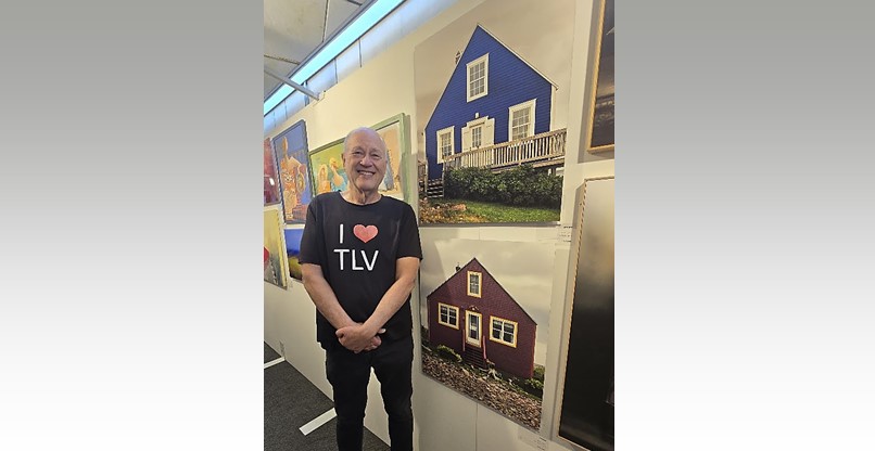 האמן משה אלון, שתרם שתי עבודות מתוך סדרת הבתים הצבעונים שלו, בתערוכת בנק הפועלים.