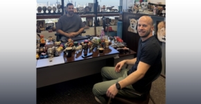 במאורת הנמר עם בן פלד. אסף גרין, דירקטור פיתוח עסקי במעבדת החדשנות של התאגיד היפני NTT בישראל.