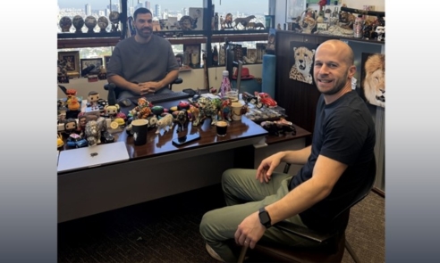 במאורת הנמר עם בן פלד. אסף גרין, דירקטור פיתוח עסקי במעבדת החדשנות של התאגיד היפני NTT בישראל.