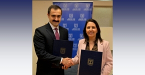 שרת החדשנות, המדע והטכנולוגיה, גילה גמליאל וסגן שר המדע והחינוך של אזרבייג'ן, חסן חסנלי, חותמים על הסכם שיתוף הפעולה המדעי בין המדינות.