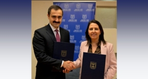 שרת החדשנות, המדע והטכנולוגיה, גילה גמליאל וסגן שר המדע והחינוך של אזרבייג'ן, חסן חסנלי, חותמים על הסכם שיתוף הפעולה המדעי בין המדינות.