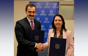 שרת החדשנות, המדע והטכנולוגיה, גילה גמליאל וסגן שר המדע והחינוך של אזרבייג'ן, חסן חסנלי, חותמים על הסכם שיתוף הפעולה המדעי בין המדינות.