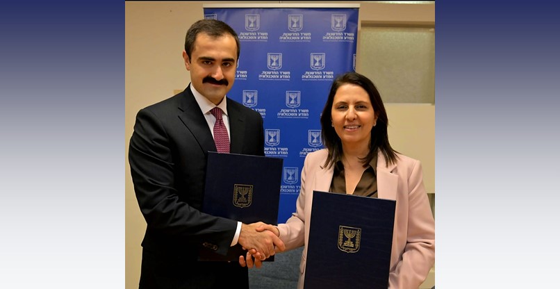 שרת החדשנות, המדע והטכנולוגיה, גילה גמליאל וסגן שר המדע והחינוך של אזרבייג'ן, חסן חסנלי, חותמים על הסכם שיתוף הפעולה המדעי בין המדינות.