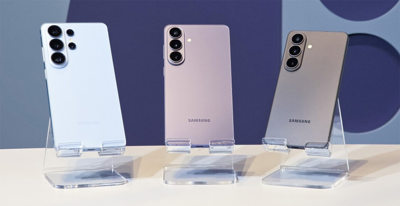 סדרת ה-Galaxy S26. מימין : הדגם הרגיל, דגם ה-Plus ודגם ה-Ultra.