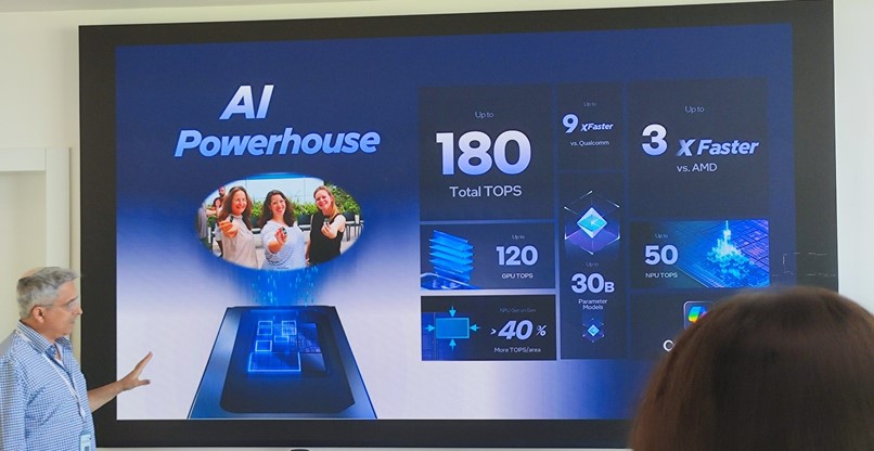 גיא טמיר, אוונגליסט טכנולוגיות באינטל, עם מצגת שהראה באירוע.