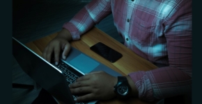 התחזה לאישה וסחט קטינים. משתמש אינטרנט ישראלי שנעצר.