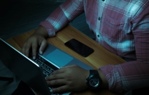 התחזה לאישה וסחט קטינים. משתמש אינטרנט ישראלי שנעצר.