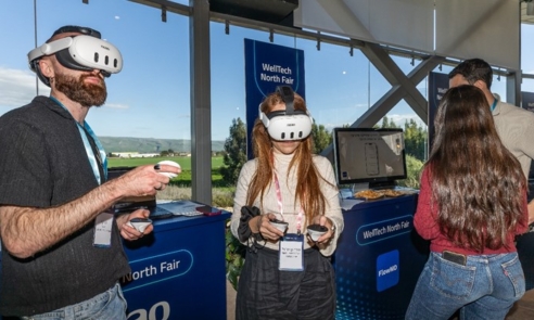 עם קסדות מציאות וירטואלית. חלק מההתנסויות ביריד WellTech North Fair.