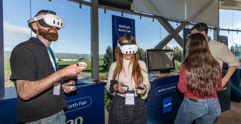עם קסדות מציאות וירטואלית. חלק מההתנסויות ביריד WellTech North Fair.
