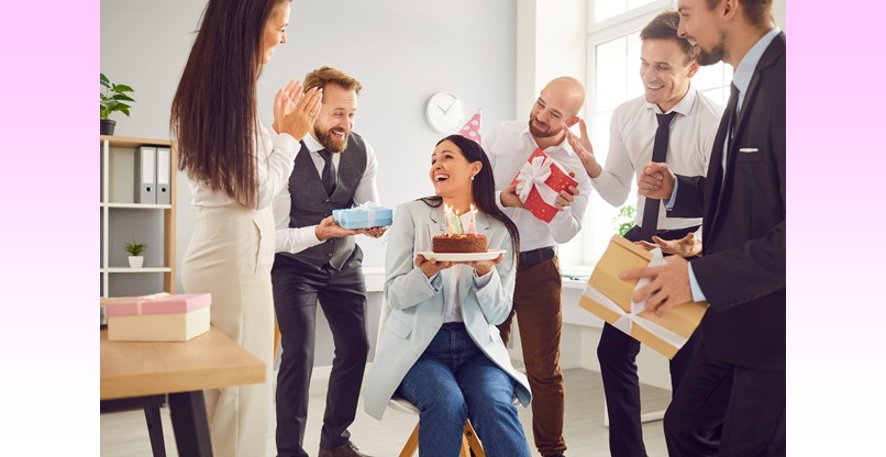 יכולה לייצר מתח והיעדרות עובדים. חגיגת יום הולדת בחברה. Studio Romantic, Shutterstock צילום: Studio Romantic, Shutterstock יכולה לייצר מתח והיעדרות עובדים. חגיגת יום הולדת בחברה.