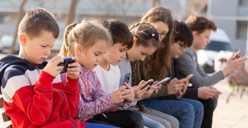 לא בבית ספרנו. אסור להשתמש בטלפונים ניידים בביתי הספר היסודיים.