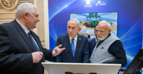 ד"ר אלישע סטואין, מנהל מנגנון סריקת האופק במשרד החדשנות והמדע, מציג את מערכת TECH SCOUT  לראש ממשלת הודו, נרדרה מודי (מימין), ולראש הממשלה בנימין נתניהו.