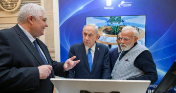 ד"ר אלישע סטואין, מנהל מנגנון סריקת האופק במשרד החדשנות והמדע, מציג את מערכת TECH SCOUT  לראש ממשלת הודו, נרדרה מודי (מימין), ולראש הממשלה בנימין נתניהו.