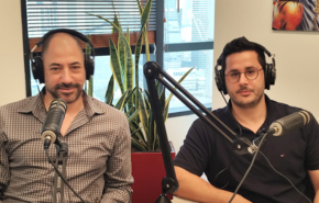 מימין: מתן סיטבון, סמנכ"ל הטכנולוגיות בחברת אשנב מקבוצת אמן, ויניב כץ, מנהל מחלקת תשתיות במנורה מבטחים.