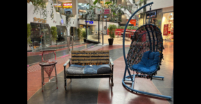 כיסא, ערסל וספסל מחלקי טלפונים ישנים, חוטי חשמל וחומרים ממוחזרים.