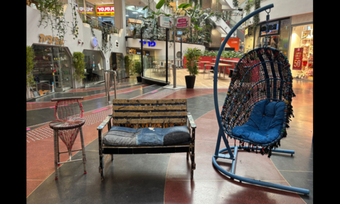 כיסא, ערסל וספסל מחלקי טלפונים ישנים, חוטי חשמל וחומרים ממוחזרים.