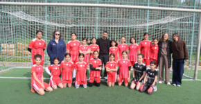 קבוצת נערות כפר קאסם עם מדי קורנית החדשים.