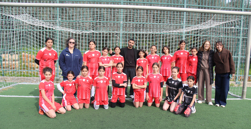 קבוצת נערות כפר קאסם עם מדי קורנית החדשים.