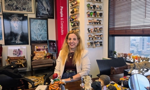 במאורת הנמר. ריבי ברוך, מומחית משאבי אנוש.