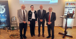 מימין: שגרירת ישראל בלטביה, סנדרה סימוביץ'; יגאל גואטה, נציג סקאדהסודו; עמוס חלפון, נציג בורה סייבר; ודניאל ארנרייך, יוזם הכנס.