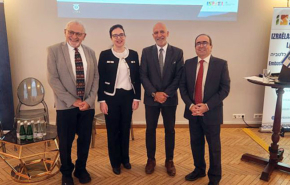 מימין: שגרירת ישראל בלטביה, סנדרה סימוביץ'; יגאל גואטה, נציג סקאדהסודו; עמוס חלפון, נציג בורה סייבר; ודניאל ארנרייך, יוזם הכנס.