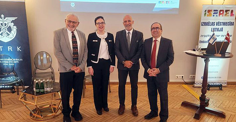 מימין: שגרירת ישראל בלטביה, סנדרה סימוביץ'; יגאל גואטה, נציג סקאדהסודו; עמוס חלפון, נציג בורה סייבר; ודניאל ארנרייך, יוזם הכנס.