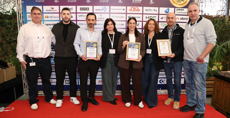 מימין: ירון דנטס, מדען נתונים בנס; דוד וקסלר, מנהל פרויקטי BI בנס; טלי אוריין, מנהלת פרויקטי דאטה בנס; ורד כתב, מנהלת המרכז הלאומי לניהול התנועה בנתיבי ישראל; אילונה ברוטמן, מנהלת אגף מערכות מידע בנתיבי ישראל; עמית ארוסי, סגן מנהל אגף מערכות מידע, דאטה ו-BI בנתיבי ישראל; נאור ידיד, מדען נתונים בנס; ובועז שניידר, מנהל מחלקת שיטות ומודלים בנתיבי ישראל.