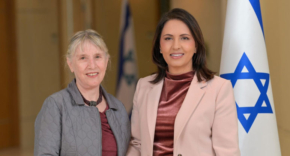 מימין: שרת החדשנות, המדע והטכנולוגיה, גילה גמליאל, ופרופ' נאוה רצון, היו"רית החדשה של המולמו"פ.