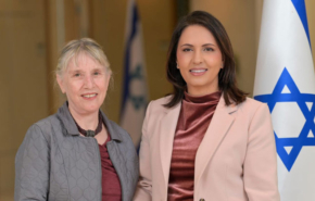 מימין: שרת החדשנות, המדע והטכנולוגיה, גילה גמליאל, ופרופ' נאוה רצון, היו"רית החדשה של המולמו"פ.