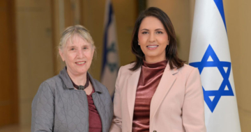 מימין: שרת החדשנות, המדע והטכנולוגיה, גילה גמליאל, ופרופ' נאוה רצון, היו"רית החדשה של המולמו"פ.