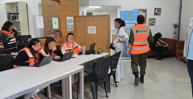 קליטת תושבים במרכז הסיוע הראשוני של עיריית רמת גן. צילום: דוברות עיריית רמת גן קליטת תושבים במרכז הסיוע הראשוני של עיריית רמת גן.