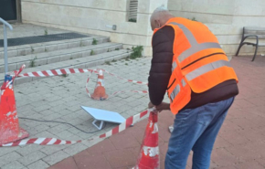 עובד של עיריית רמת גן פורש את האינטרנט של סטארלינק.