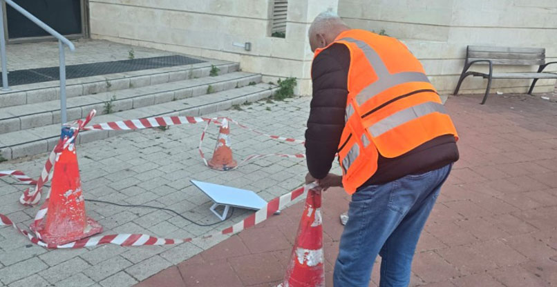 עובד של עיריית רמת גן פורש את האינטרנט של סטארלינק.