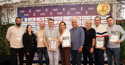 מצטייני בזק בינלאומי בטקס מצטייני המחשוב IT Awards של אנשים ומחשבים. מימין: כפיר היימליך, איציק אבני, יונה שוהם, דודו לוי, מיטל אילוז, טל נר, שרון אברהם, רינדה ברוך-הנדלר ומתן כהן.