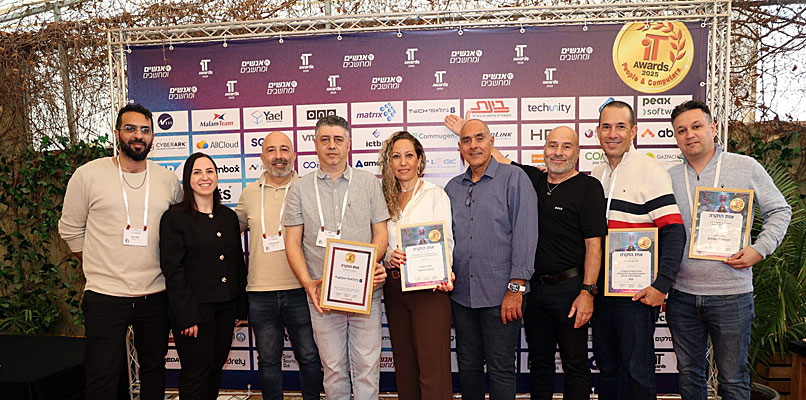 מצטייני בזק בינלאומי בטקס מצטייני המחשוב IT Awards של אנשים ומחשבים. מימין: כפיר היימליך, איציק אבני, יונה שוהם, דודו לוי, מיטל אילוז, טל נר, שרון אברהם, רינדה ברוך-הנדלר ומתן כהן.