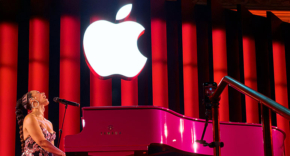 אלישיה קיז בהופעה לציון 50 שנה לאפל.