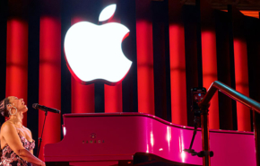 אלישיה קיז בהופעה לציון 50 שנה לאפל.