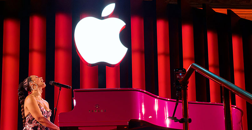 אלישיה קיז בהופעה לציון 50 שנה לאפל.