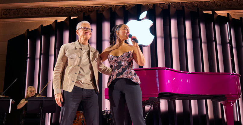 אלישיה קיז ומנכ"ל אפל, טים קוק, על הבמה. צילום: אפל אלישיה קיז ומנכ"ל אפל, טים קוק, על הבמה.