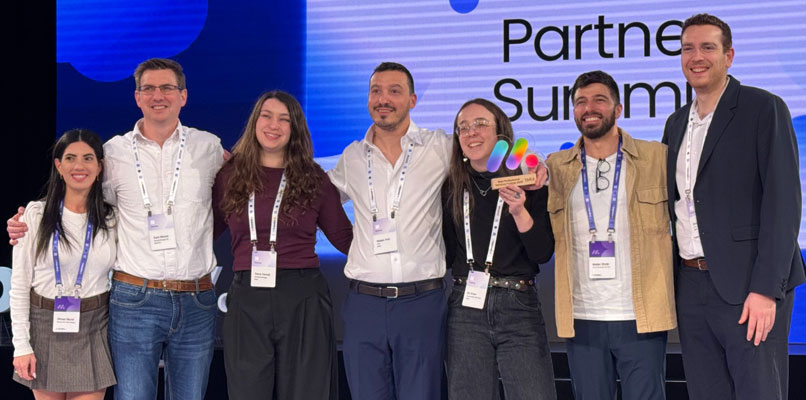 אנשי בוסט. מימין: בועז טלר, מתן שריקי, אורי אבן, מתן חולי, דנה קנת, סאם מור ושירן מונד.