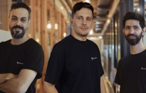 שלושת הפאונדרים של רייבן: מימין - עומר יאיר, סמנכ"ל המחקר, רועי אביטבול, המנכ"ל, וגיא פרנקו, סמנכ"ל הטכנולוגיות.