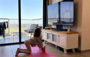 עובדת ב-וייבר מתרגלת יוגה מהבית, בשבוע שעבר.