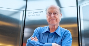 זכה בפרס טיורינג לשנת 2026. צ'ארלס בנט, חוקר בכיר ביבמ (IBM Fellow) וחלוץ בתחום המדע הקוונטי.