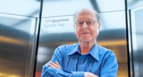 זכה בפרס טיורינג לשנת 2026. צ'ארלס בנט, חוקר בכיר ביבמ (IBM Fellow) וחלוץ בתחום המדע הקוונטי.