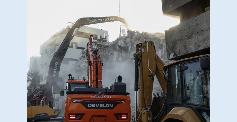דחפורים עסוקים בפינונ ההריסות אחרי פגיעת טיל בתל אביב בתחילת מרץ. MstudioG, Shutterstock צילום: MstudioG, Shutterstock דחפורים עסוקים בפינונ ההריסות אחרי פגיעת טיל בתל אביב בתחילת מרץ.